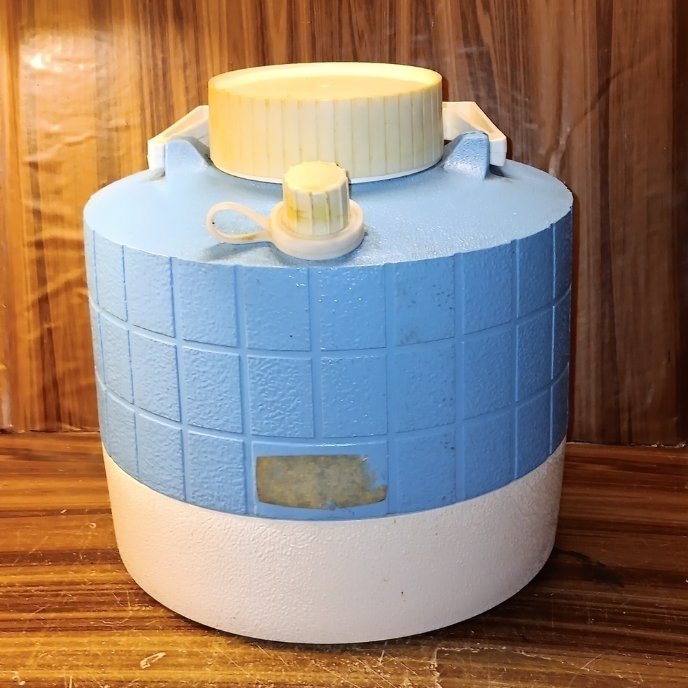 Vintage 1970s Thermos blue white beverage picnic beach 1 gal